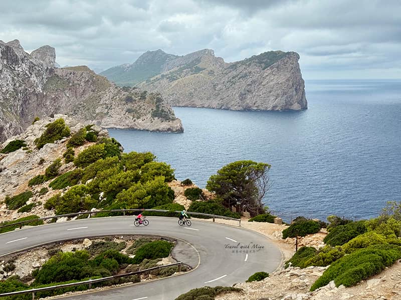 福門托爾海角 Far de Formentor 公路上的單車騎士