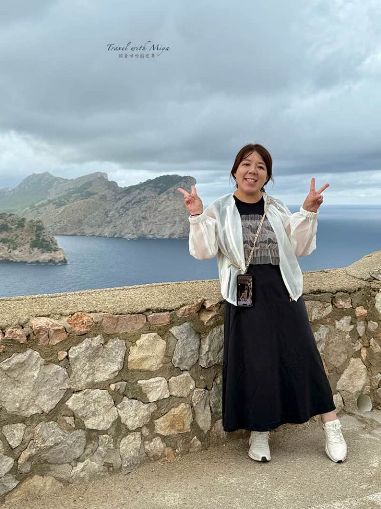 福門托爾海角 Far de Formentor 觀景平台人像與後方海景