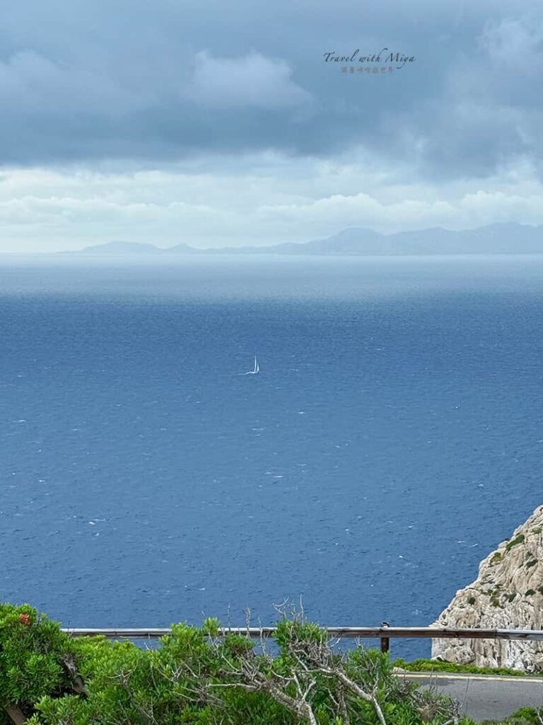 大海和海上的一艘帆船