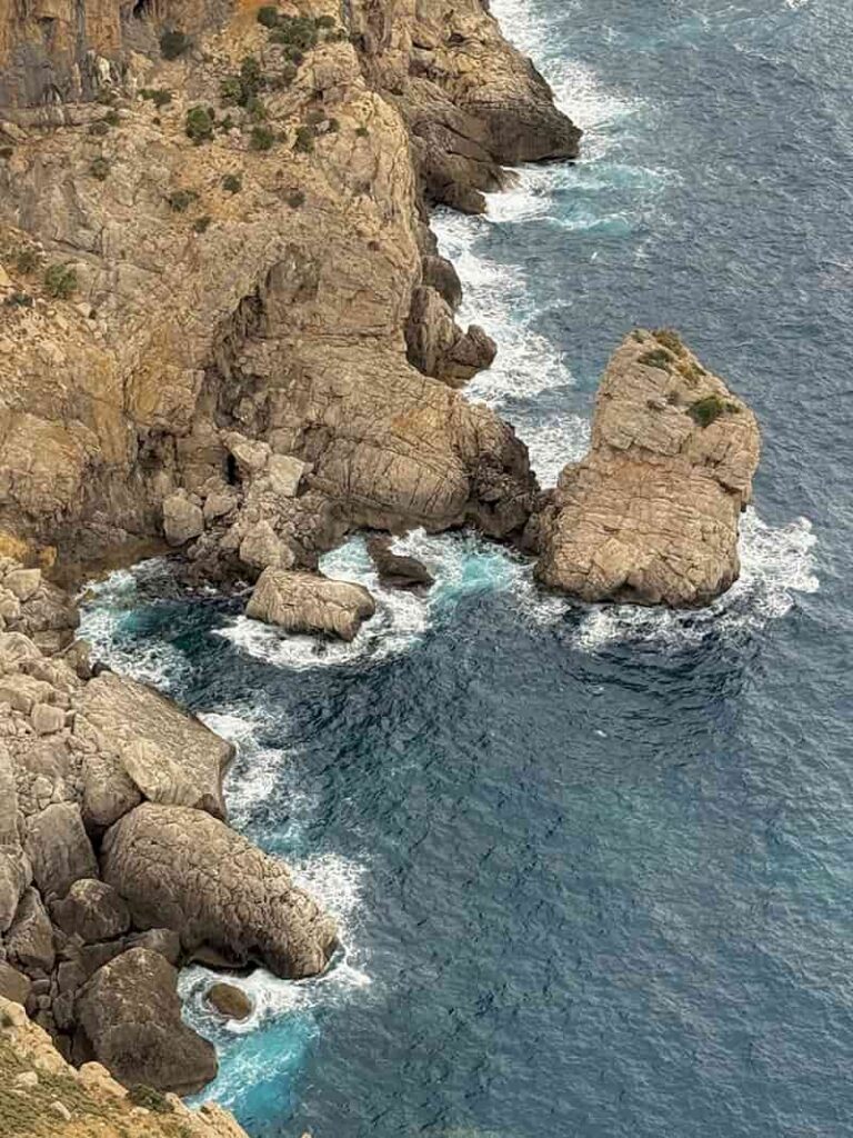 峭壁與浪花