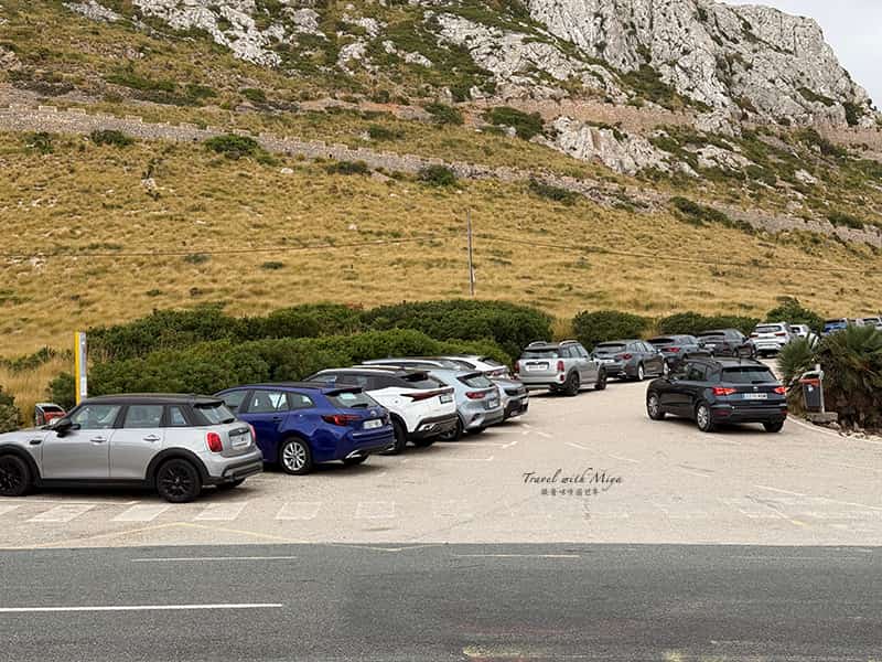 山坡上沿途停放的車輛