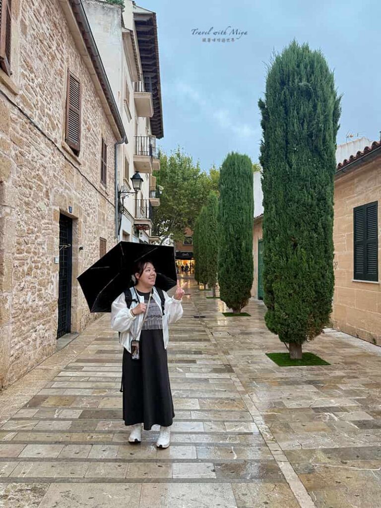 撐著傘在阿爾庫迪亞 Alcúdia 街道