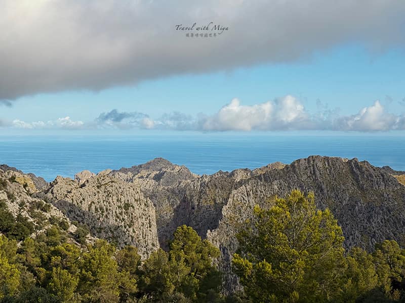 特拉蒙塔納山脈 Serra de Tramuntana 和遠方海岸與白雲