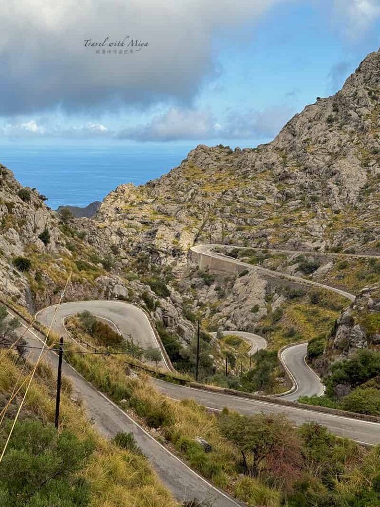 Sa Calobra 蛇行公路和遠方藍海烏雲