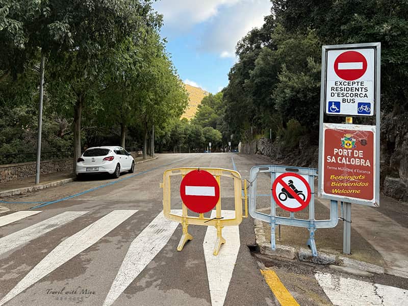 Sa Calobra 入口僅限居民公車入內標誌