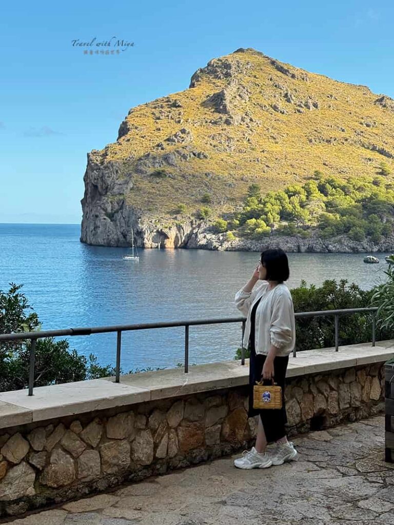和 Sa Calobra 海岸岩石海景合照