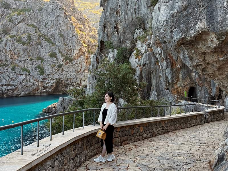 Sa Calobra 峭壁道路和綠松石海水合照