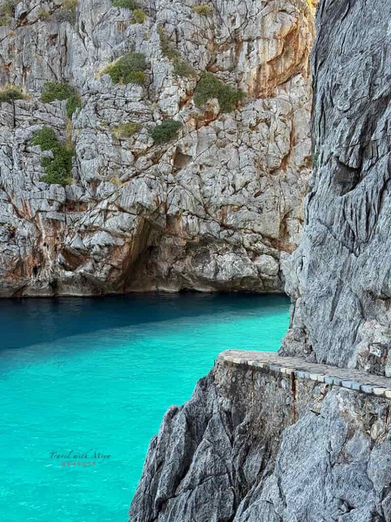 綠松石海水和峭壁