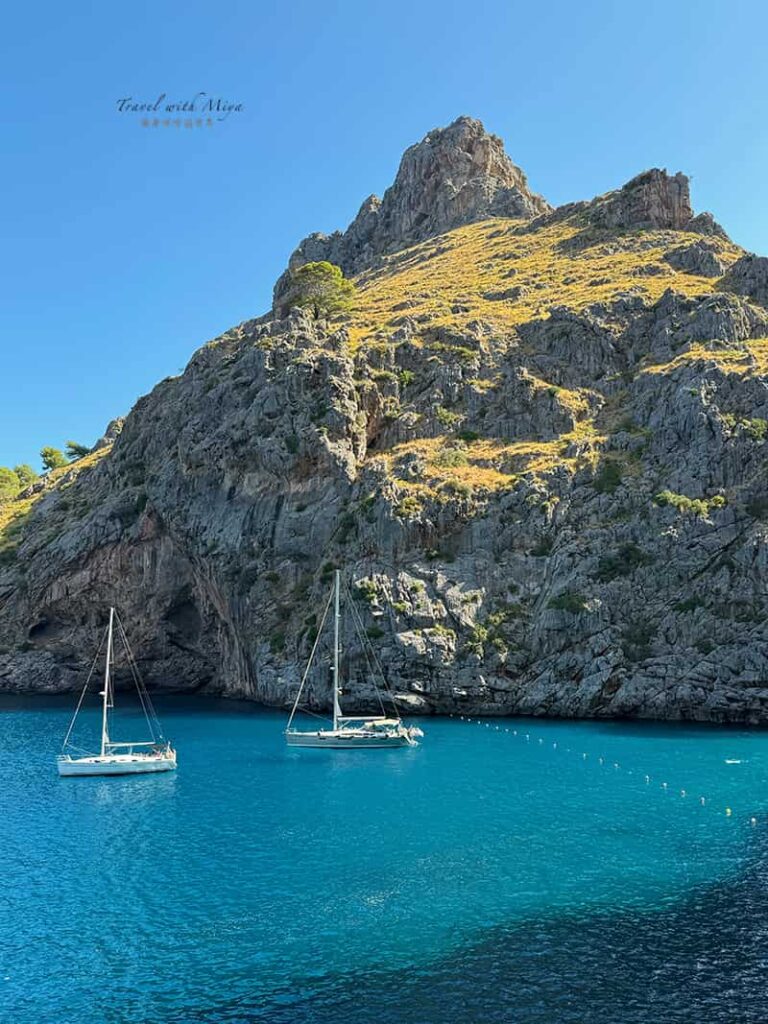 Sa Calobra 綠松石海水、帆船和背後的岩石山景