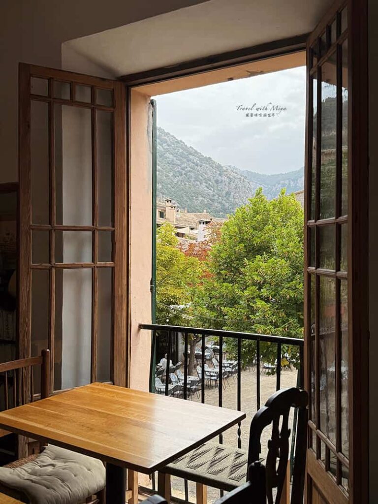 法德摩薩 Valldemossa 咖啡廳Barbaflorida cafè 窗邊座位與山景