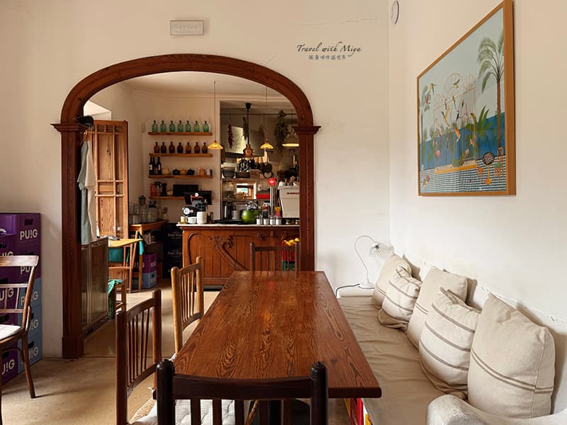 法德摩薩 Valldemossa 咖啡廳Barbaflorida cafè 牆邊長桌座位