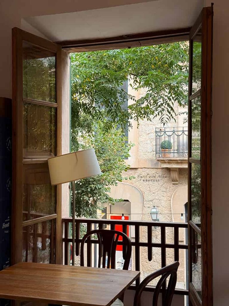 法德摩薩 Valldemossa 咖啡廳Barbaflorida cafè 窗外建築