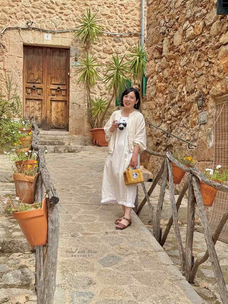 站在住宅前的道路兩旁有花盆綠植
