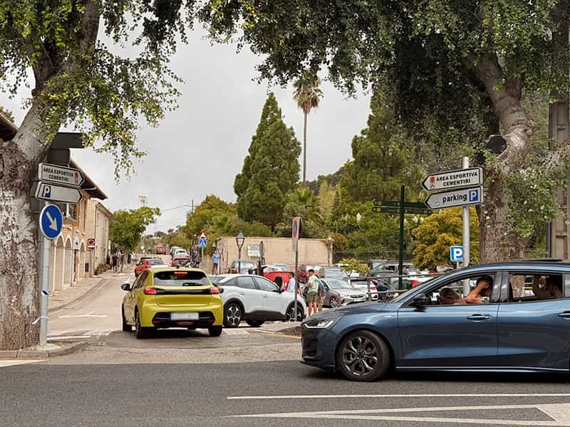 法德摩薩 Valldemossa 停車場排隊的車潮