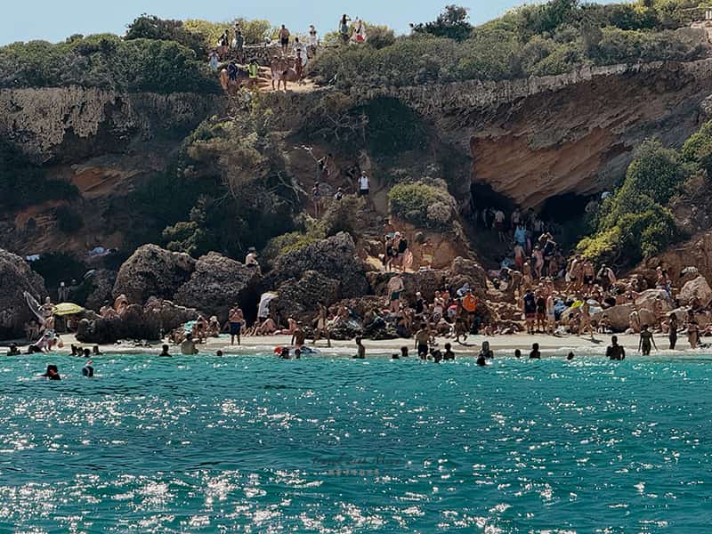 Caló des Moro 海岸熱鬧的人群