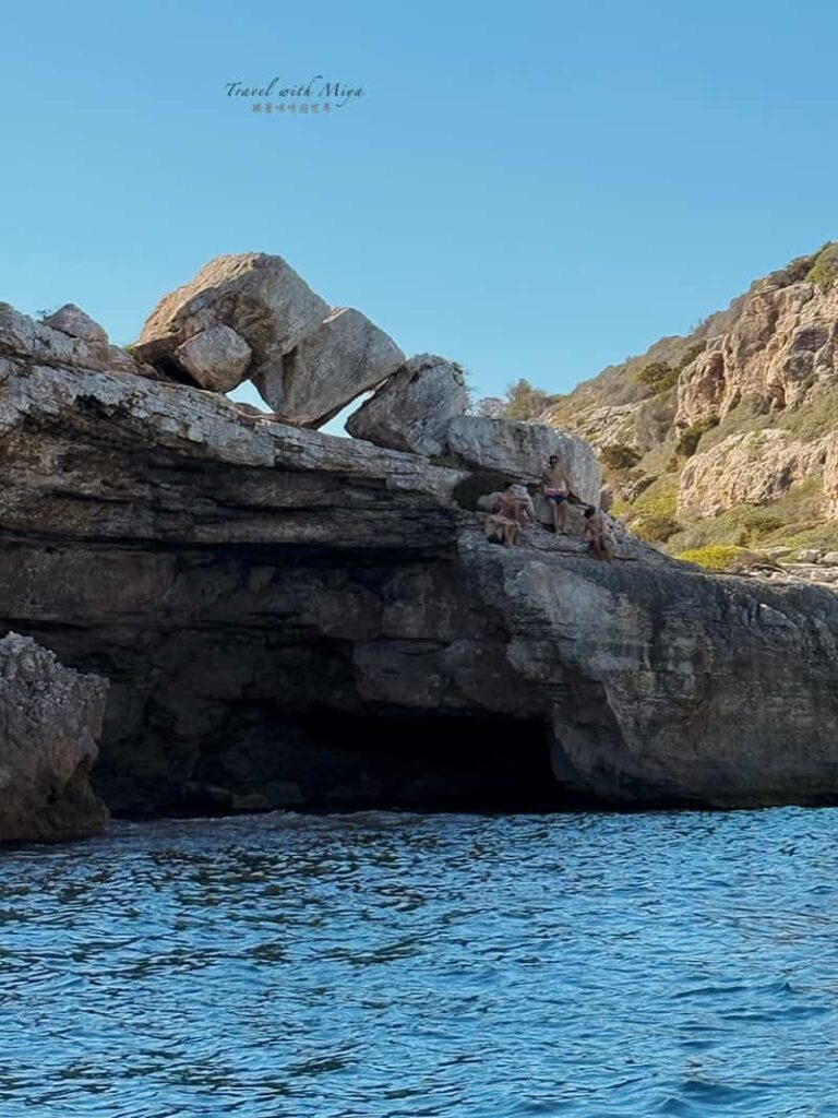 Cala Màrmols 海岸旁的大石