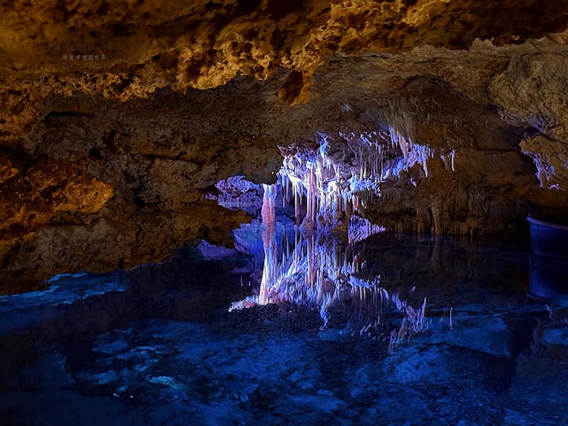馬略卡島哈姆斯洞穴 Caves of Hams 地下湖旁的鐘乳石燈光效果