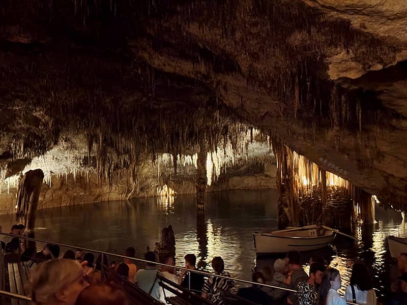 龍洞 Drach Caves 地底湖座位區