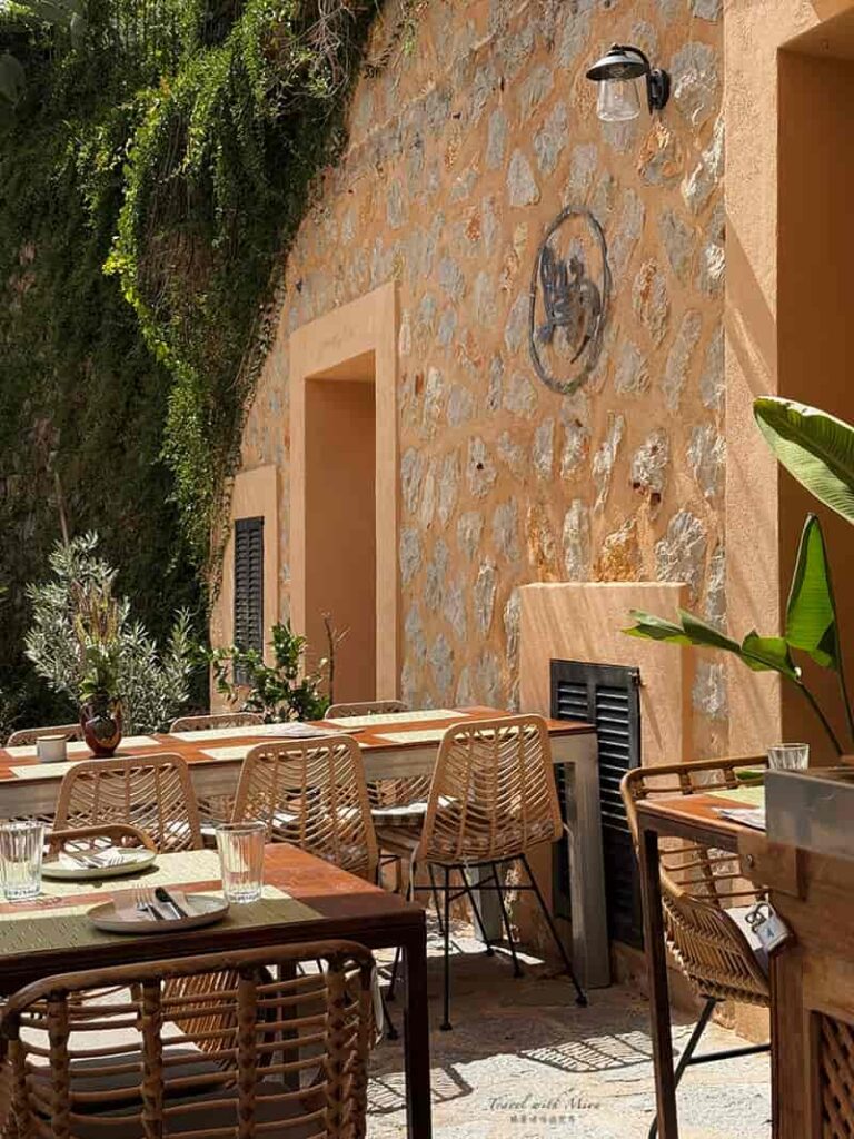 Groenk Bistro & Grill Fornalutx 戶外座位區