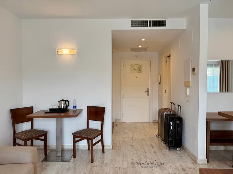Portodrach Aparthotel 客廳牆角桌子和桌上熱水壺