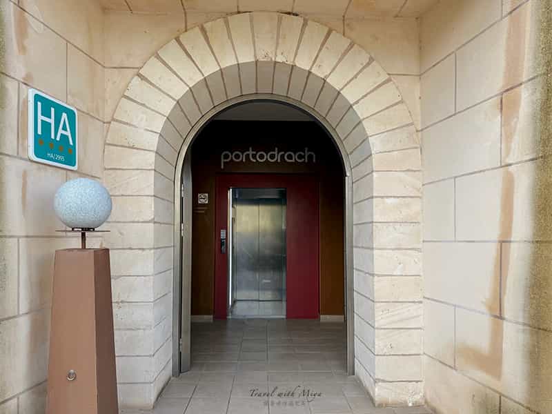 Portodrach Aparthotel 洞穴中的電梯