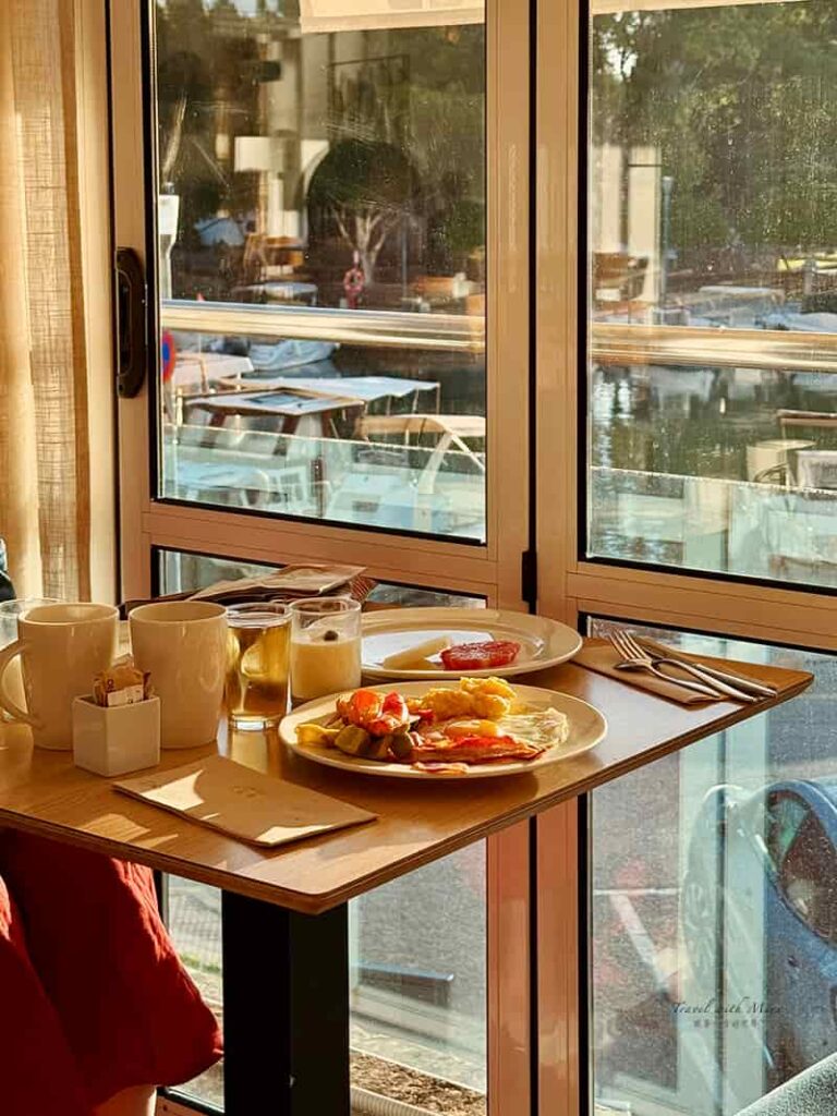 Portodrach Aparthotel 早餐窗戶旁座位