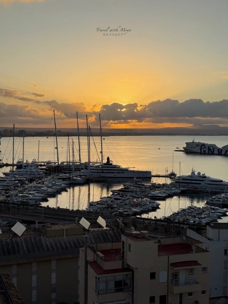 馬略卡島帕爾馬住宿 Catalonia Majórica 陽台黃昏時的海平面與金黃光