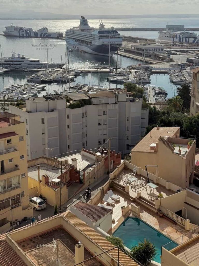 馬略卡島帕爾馬住宿 Catalonia Majórica 陽台旁邊建築與遠方港口渡輪景