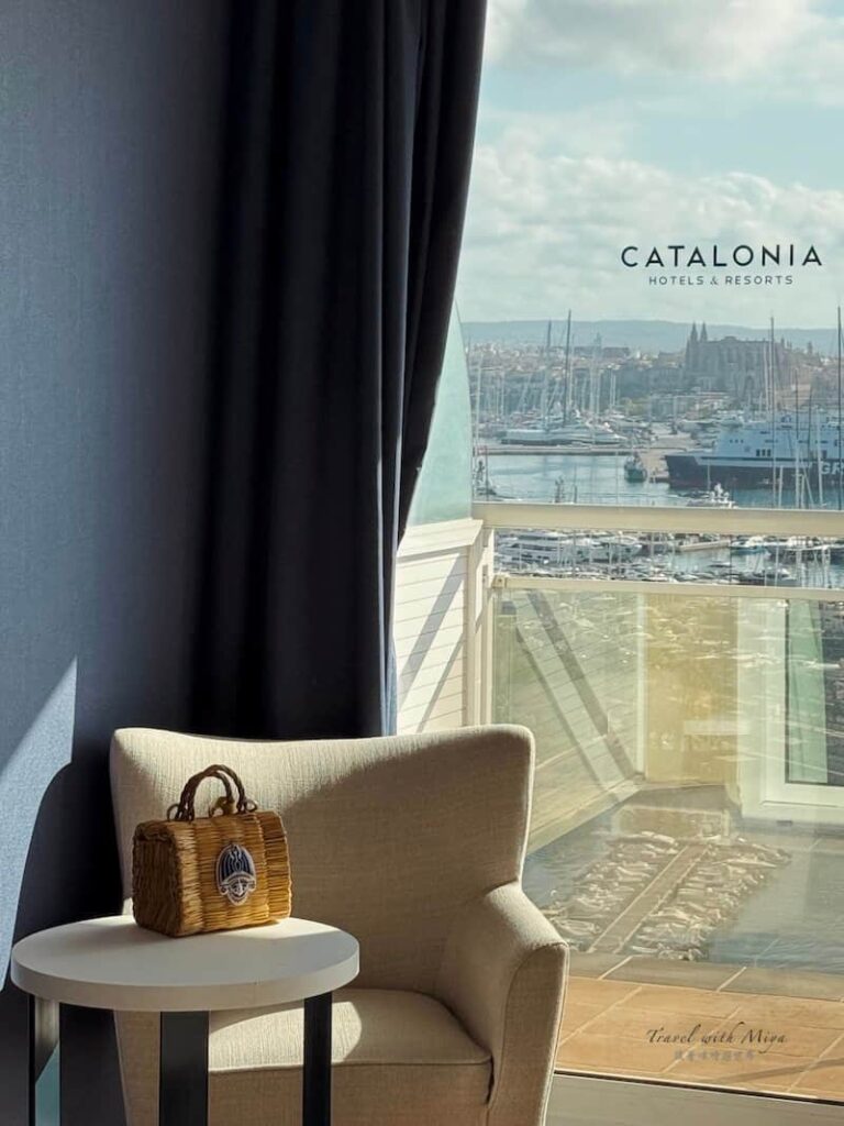 馬略卡島帕爾馬住宿 Catalonia Majórica 窗戶沙發和桌上包包