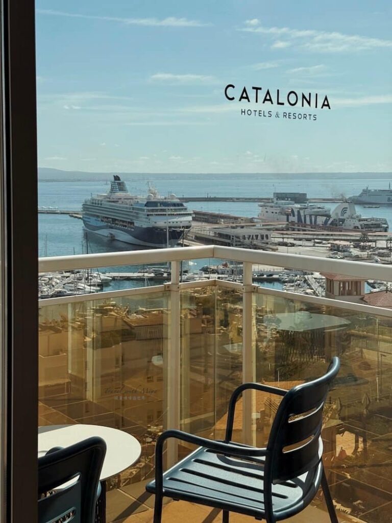 馬略卡島帕爾馬住宿 Catalonia Majórica 陽台桌椅和港口景觀