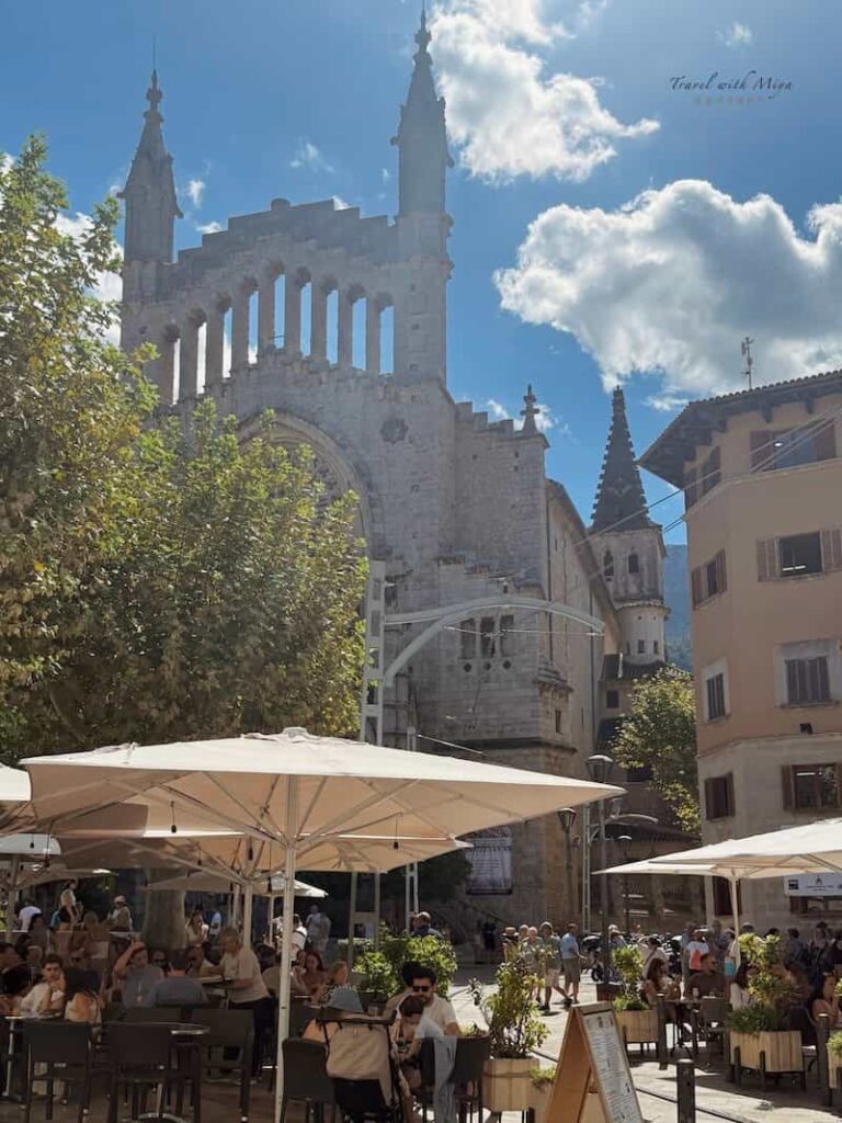 索列爾大教堂Església de Sant Bartomeu de Sóller 錢的戶外用餐座椅