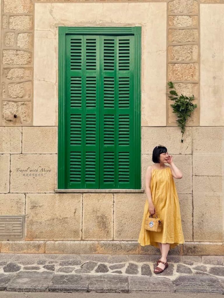 索列爾 Sóller 女生穿黃色洋裝和綠色百葉門合照