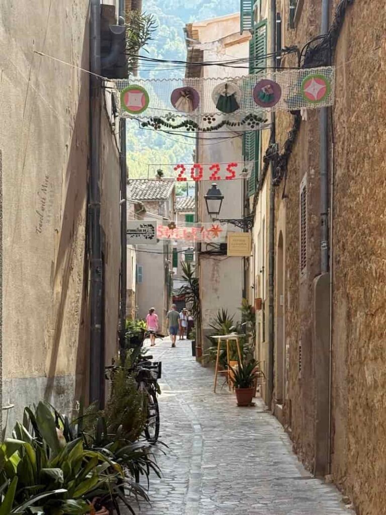 索列爾 Sóller 巷弄和2025掛布