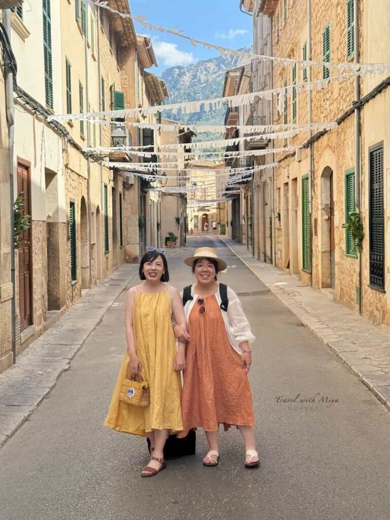 站在索列爾 Sóller 巷弄合照