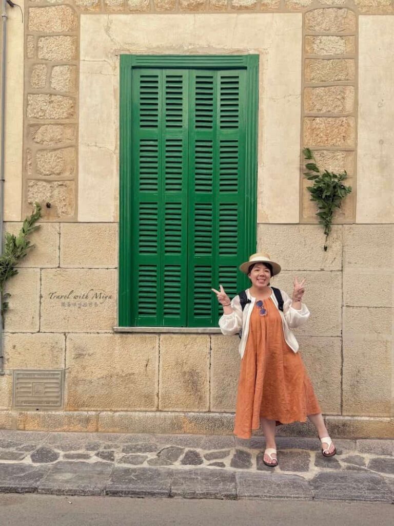 索列爾 Sóller 女生穿橘色洋裝和綠色百葉門合照