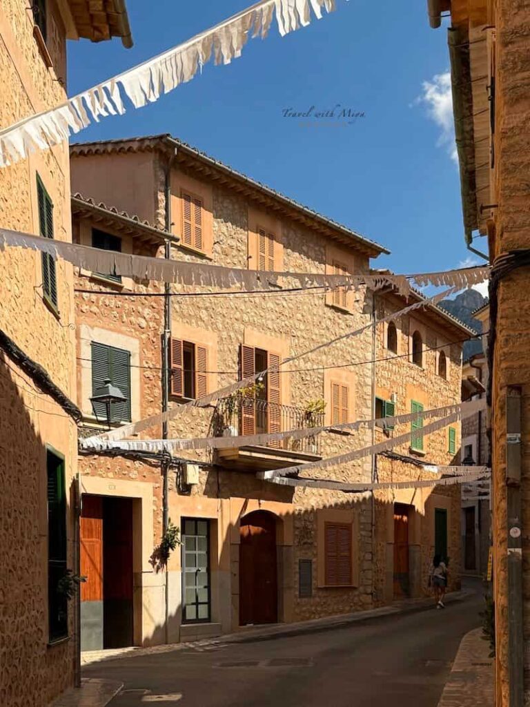 索列爾 Sóller 石屋建築和高掛的白色彩帶
