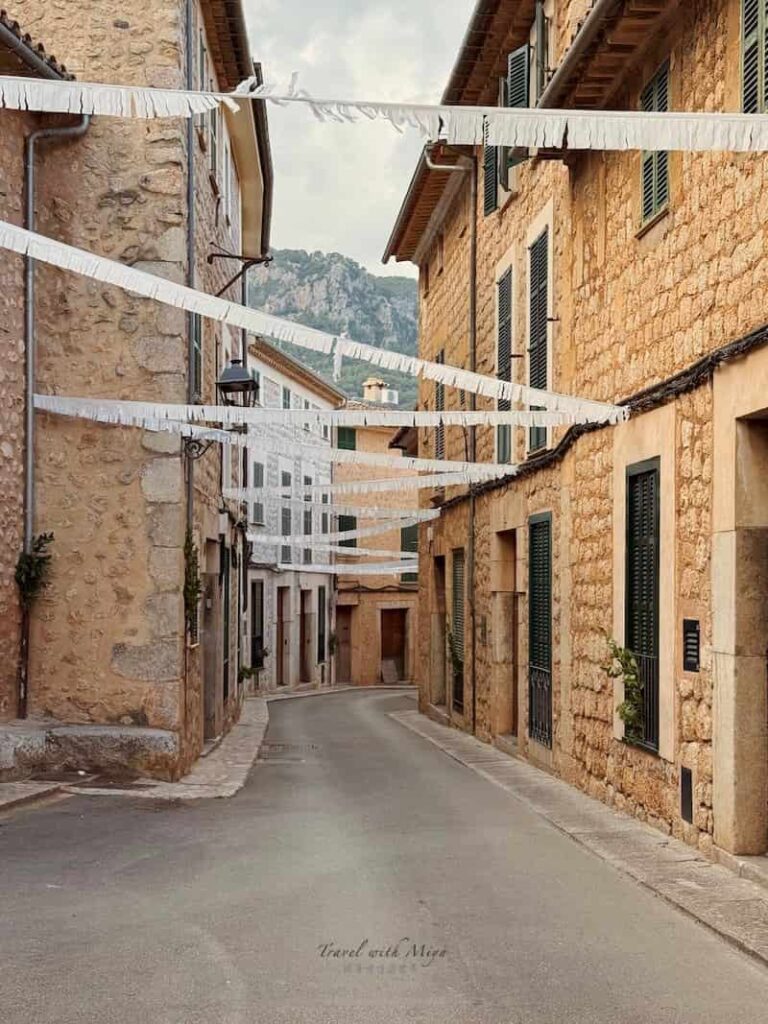 索列爾 Sóller 巷弄與白色彩帶