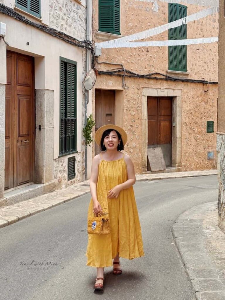 穿著黃色洋裝在索列爾 Sóller 巷弄