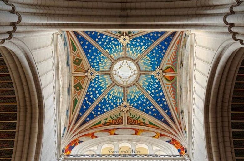 馬德里阿穆德納聖母主教座堂 Catedral de la Almudena天花板現代風的幾何圖形彩繪玻璃