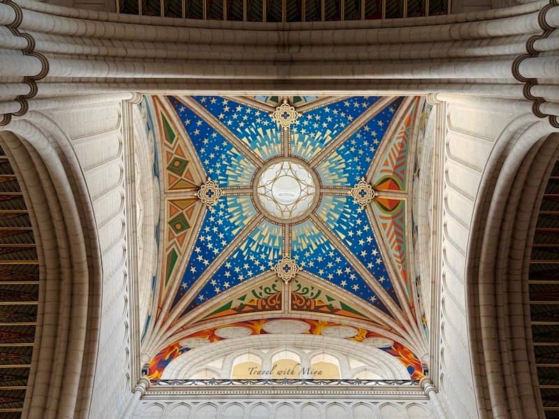 馬德里阿穆德納聖母主教座堂 Catedral de la Almudena天花板現代風的幾何圖形彩繪玻璃