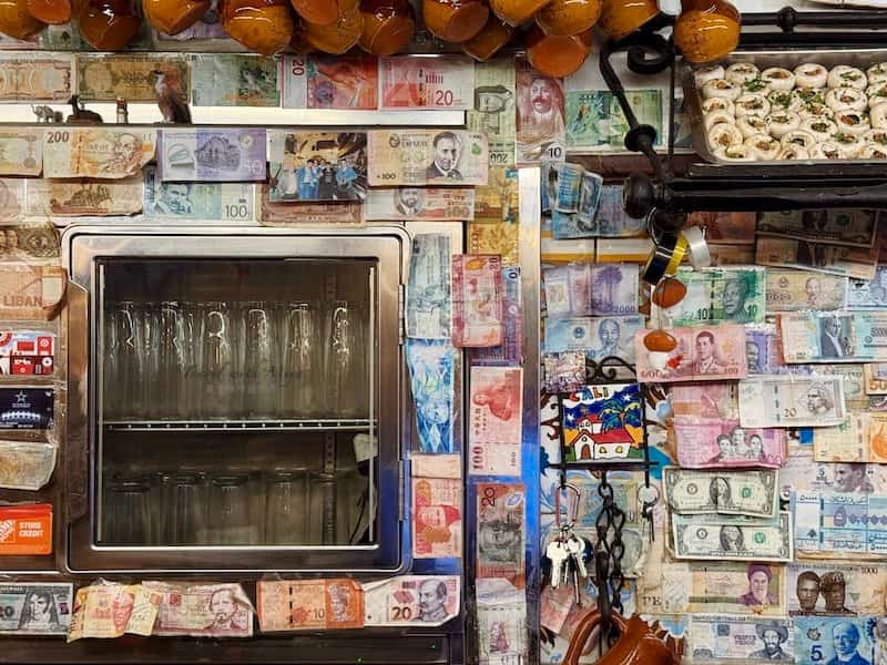 Mesón del Champiñón 吧台牆面鈔票牆
