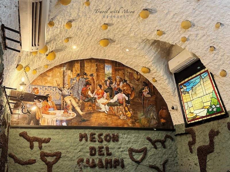 Mesón del Champiñón 座位牆面磁磚彩繪裝飾