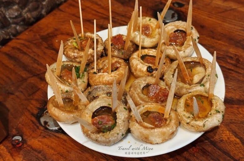 Mesón del Champiñón 烤蘑菇與木桌面