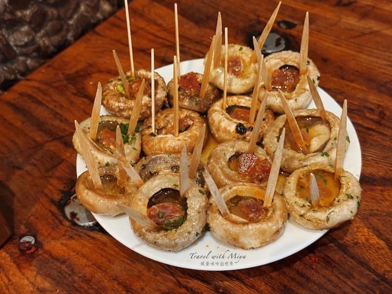 Mesón del Champiñón 烤蘑菇與木桌面