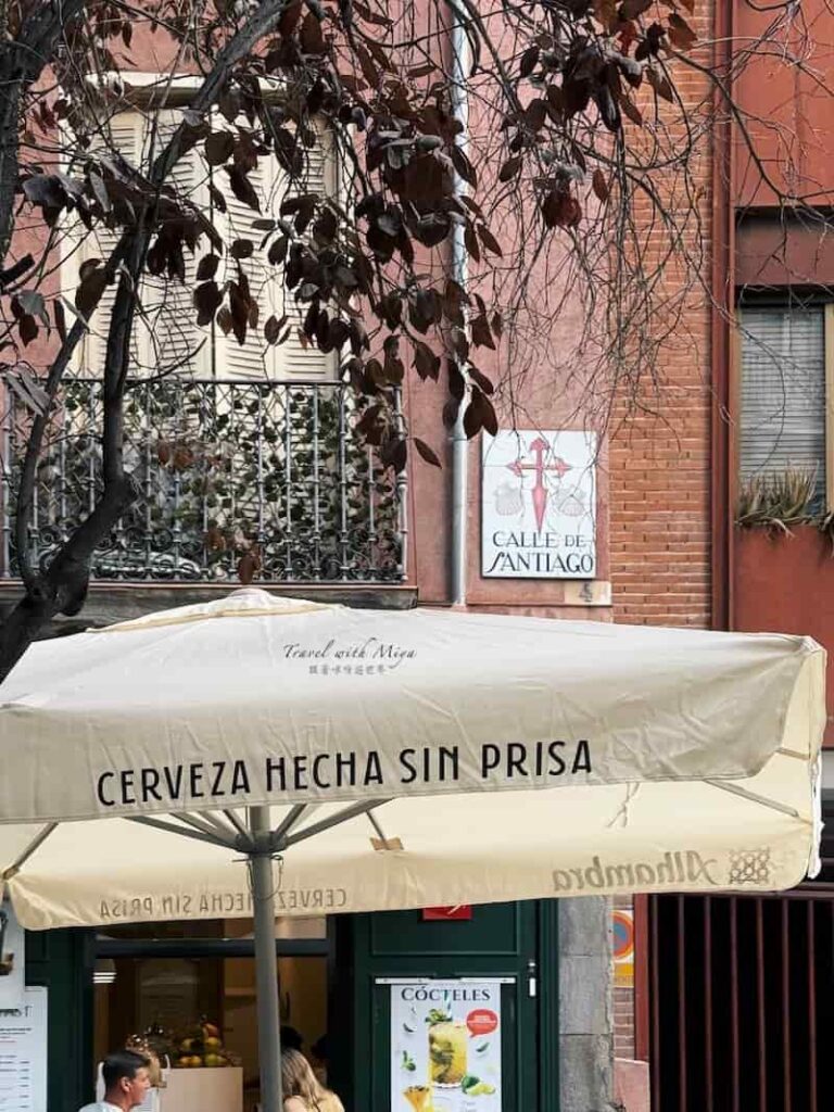 馬德里聖地牙哥街牆上彩繪磁磚牌