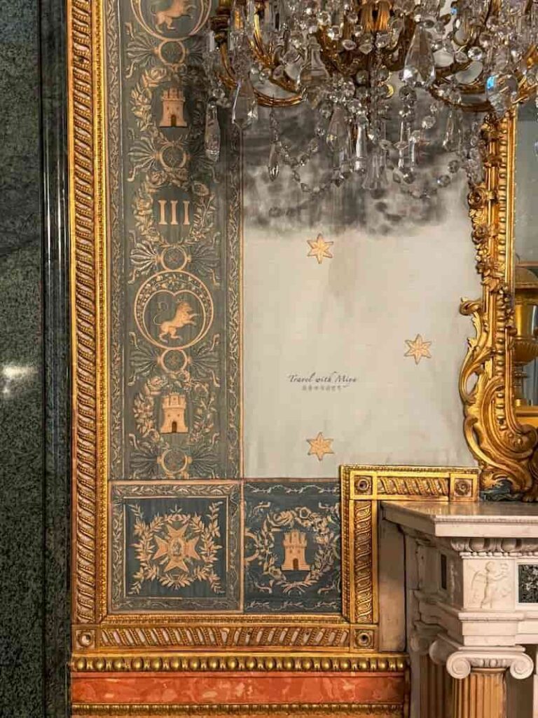 馬德里王宮牆面上的金色星星裝飾
