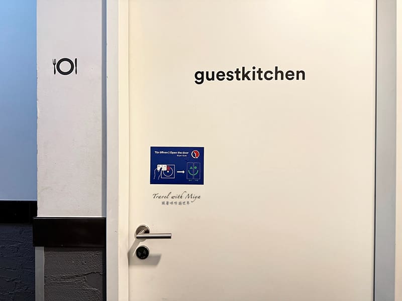 a&o salzburg-hauptbahnhof 廚房門上標示