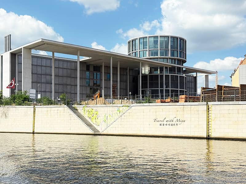 柏林遊船經過的國會圖書館 Marie Elisabeth Lüders Haus